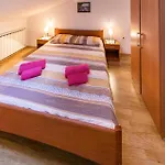 1 Bedroom Awesome In Pula