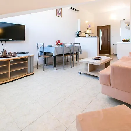 1 Bedroom Awesome In * Pula