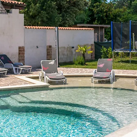 Lovely Apartment In Pula With Wifi