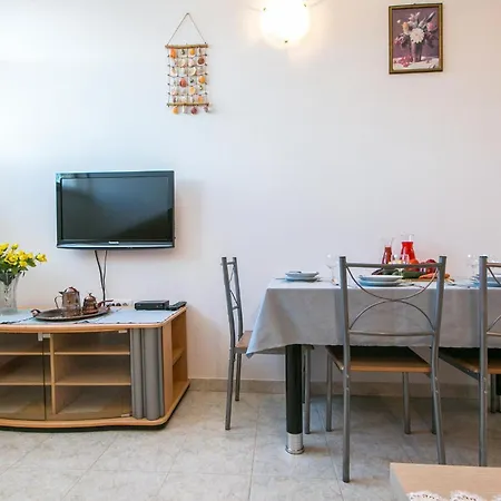 1 Bedroom Awesome In Апартаменти Пула