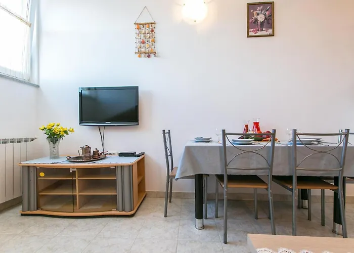 1 Bedroom Awesome In Апартаменти Пула